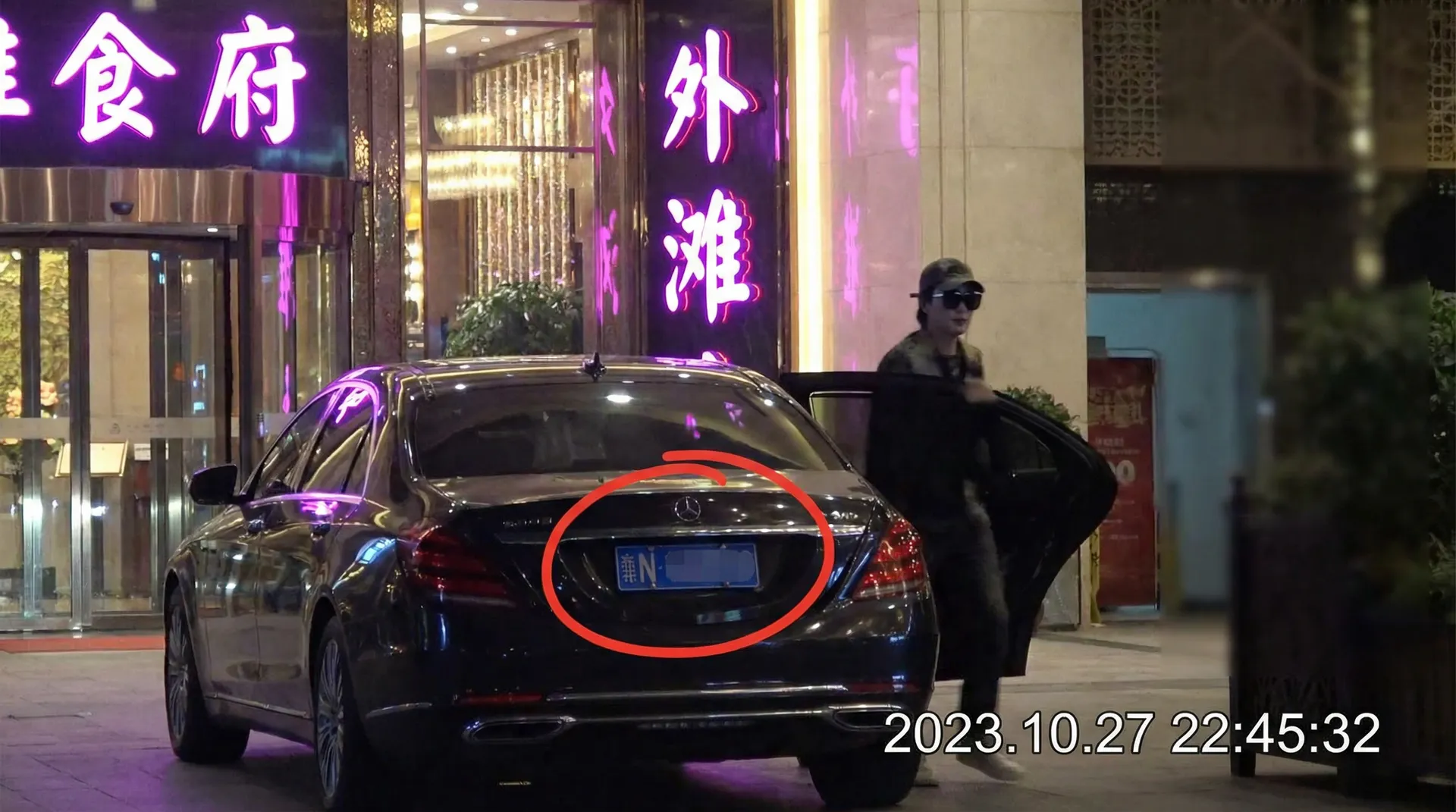 换妻 | 换妻视频交流社区 - 换妻官方网站在线观看 - 豪车餐厅外被拍